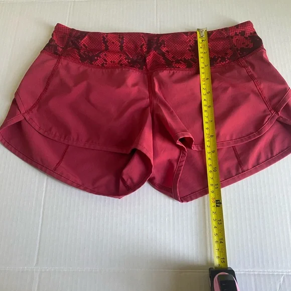 Lululemon Run Speed Short 2.5" Size 4 Cranberry Red Snake Skin Four Way Stretch - Picture 5 of 6